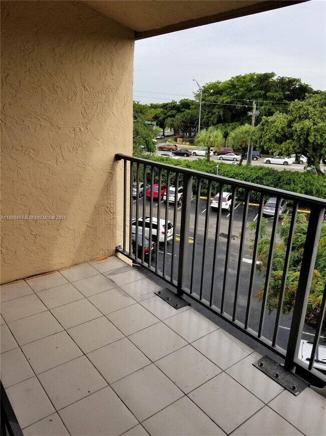 Building Photo - 14201 N Kendall Dr
