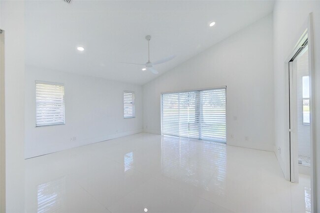 Building Photo - 6014 Golf Villas Dr