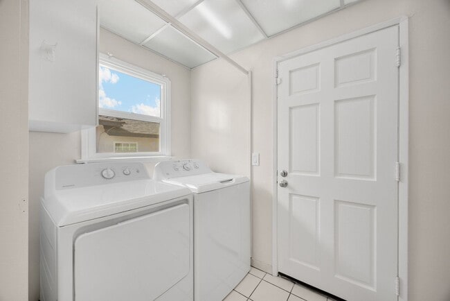 Building Photo - 3 Bed / 2 Bath Home with 2 Car Garage