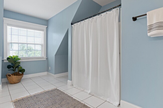 Building Photo - Beautiful 4 bedroom 2.5 bath home with lawncare, internet and security system included in rent