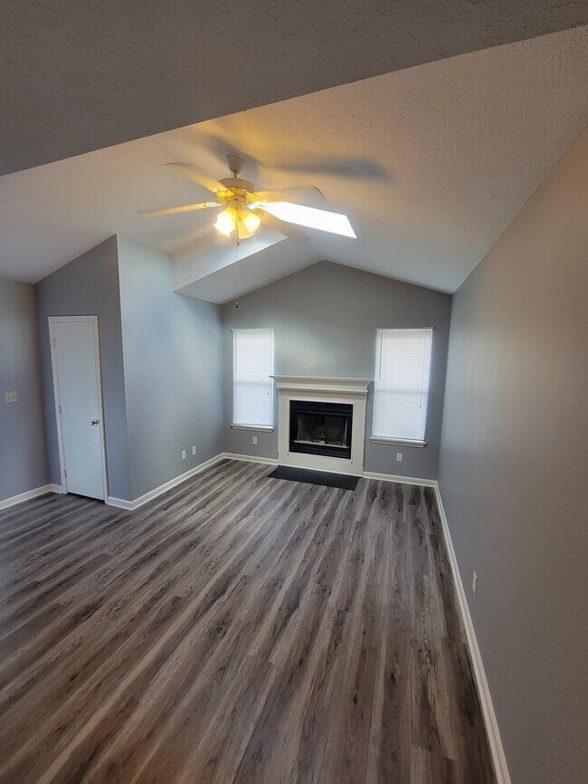 Building Photo - 4 Bed, 2 Bath duplex off of Westport Road