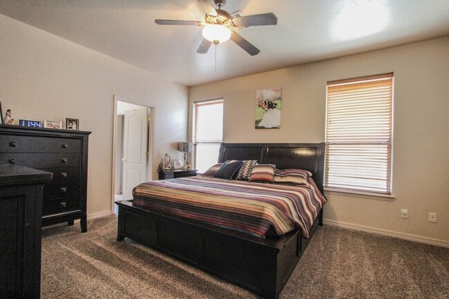 Building Photo - Plenty of space with this 4 Bedroom, 2 Bat...