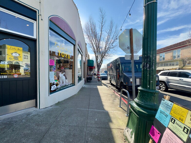 Building Photo - 2733 Russell St