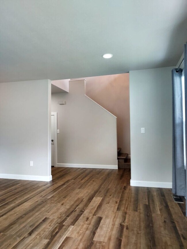 Building Photo - 2 Story Remodeled Single-Family Home in Po...