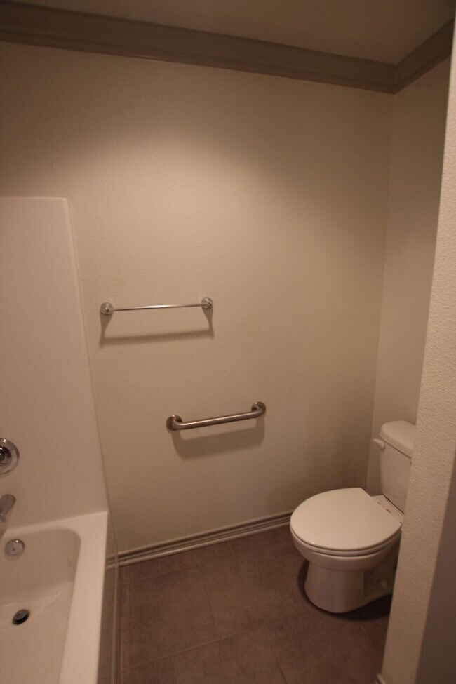 Building Photo - Beautiful 3 Bedroom 2 Bathroom Townhouse in South Tyler!