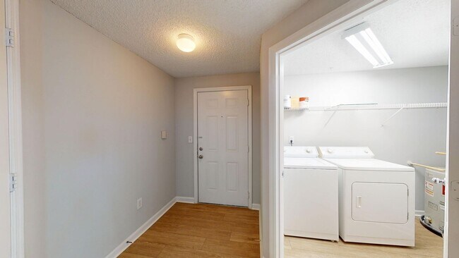 Building Photo - Nice 2 bedroom, 2 bathroom condo in the he...