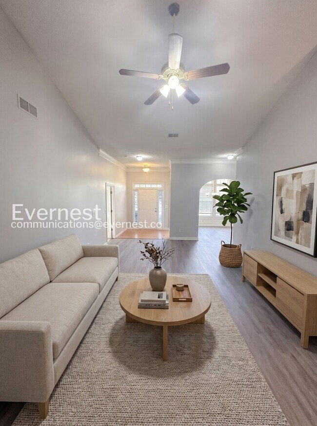Building Photo - Limited Time Special Offer / 4 Bed, 2 Bath Home with Garage / Pet-Friendly / Available Now!