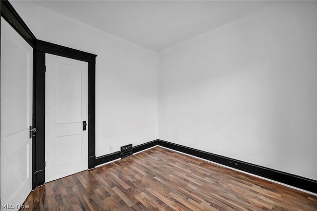 Building Photo - 12001 Oakview Ave