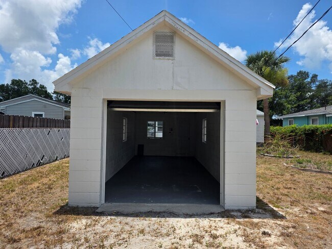 Building Photo - Updated 2 Bedroom 1 Bath in Central Gulfport