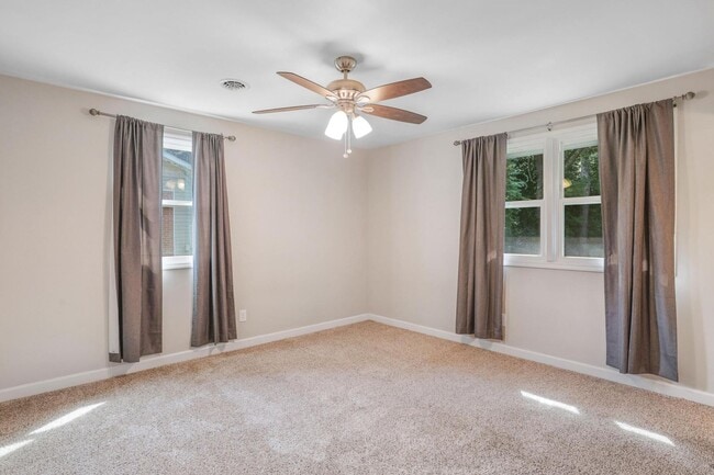 Building Photo - Home Close to Amenities