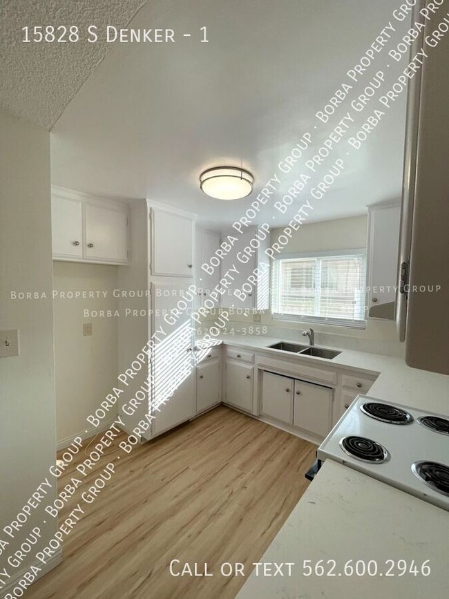 Building Photo - SPACIOUS 3 BEDROOM 1.5 BATHROOM TOWNHOME W...