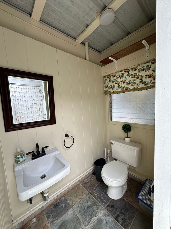 Building Photo - 2BR/2BA House fully furnished with view