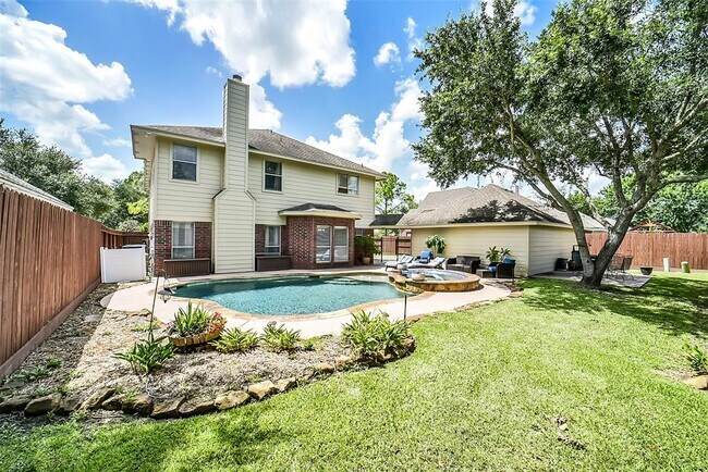 Building Photo - 3711 Pinehurst Dr