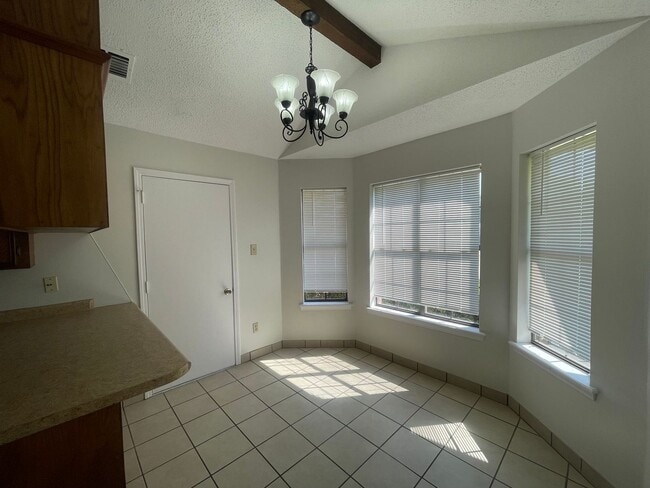 Building Photo - Stockwell and Move In Ready!