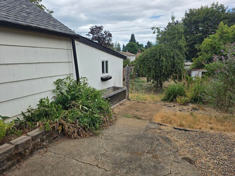 Building Photo - 1340 SW Hayter St