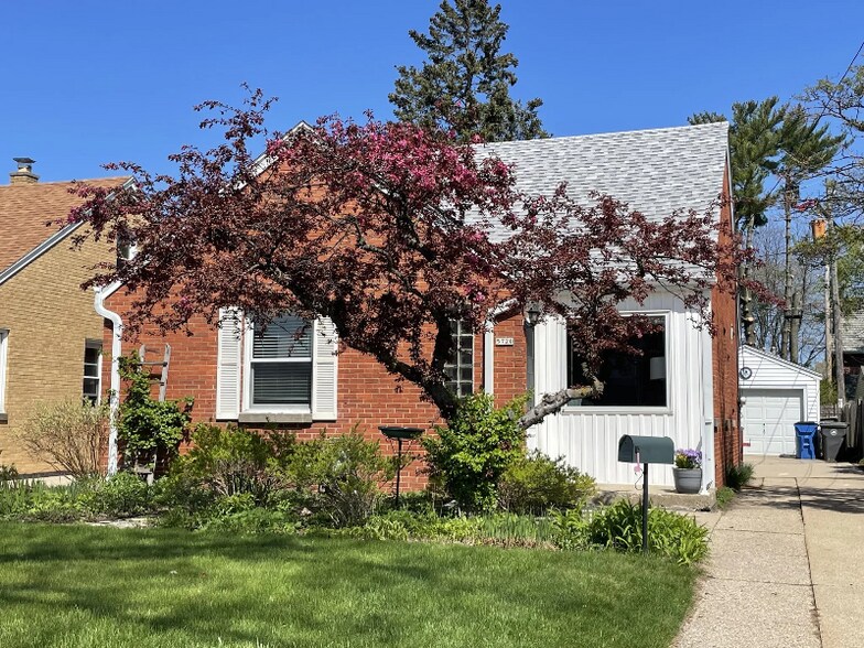 Building Photo - 5720 N Lydell Ave