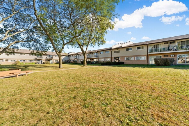 Building Photo - 850 E Old Willow Rd