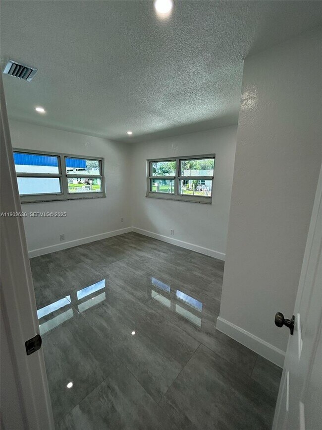 Building Photo - 305 Lewis Ln