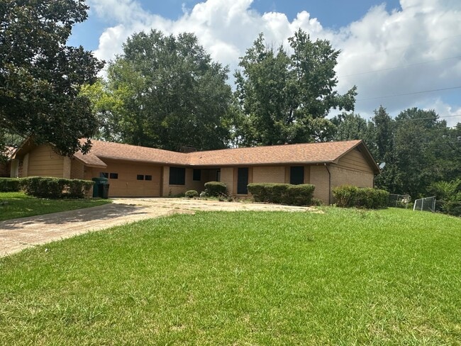 Building Photo - 2302 Crestwood Dr
