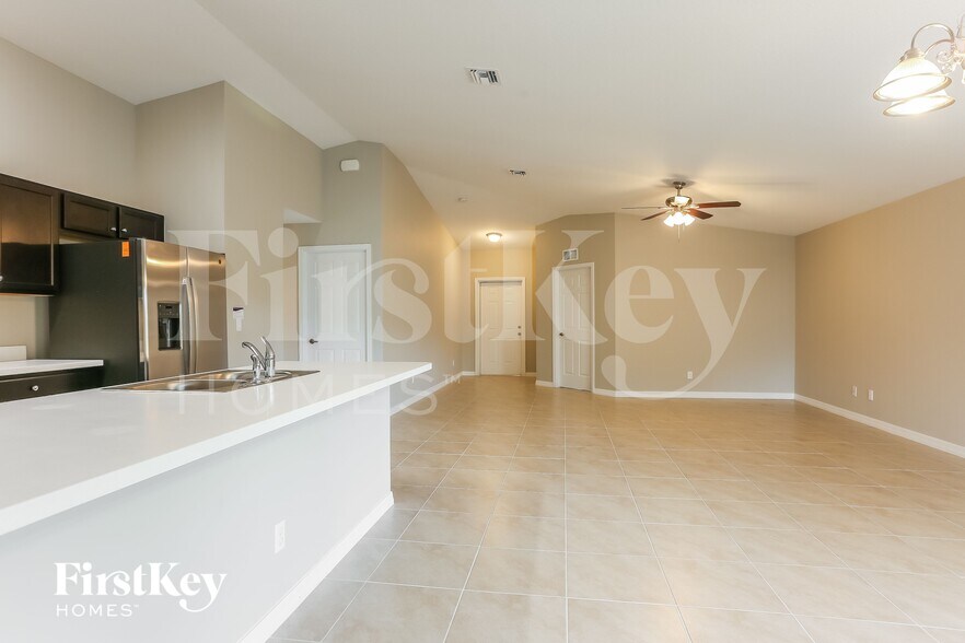 Building Photo - 1337 SW Goodman Ave