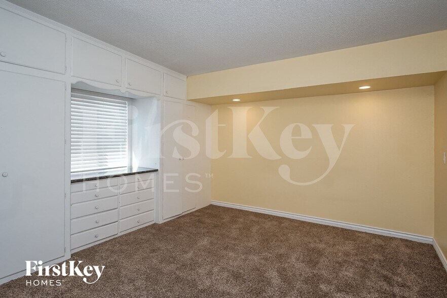 Building Photo - 3904 W El Parque Ave