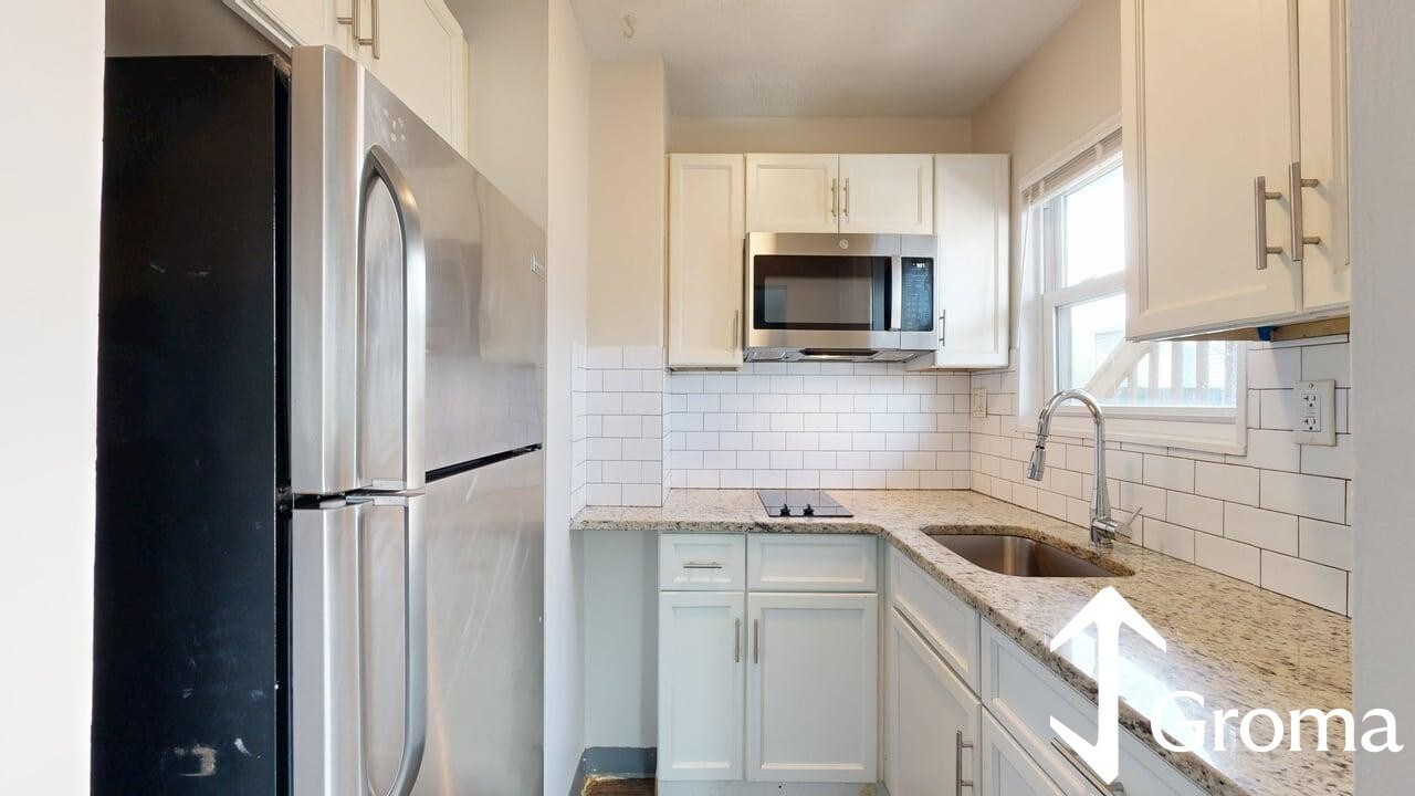 Building Photo - 296 Meridian St