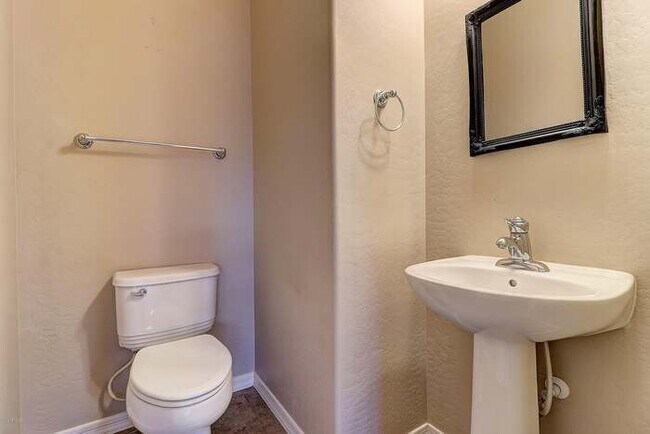 Building Photo - Beautiful 3 bedroom