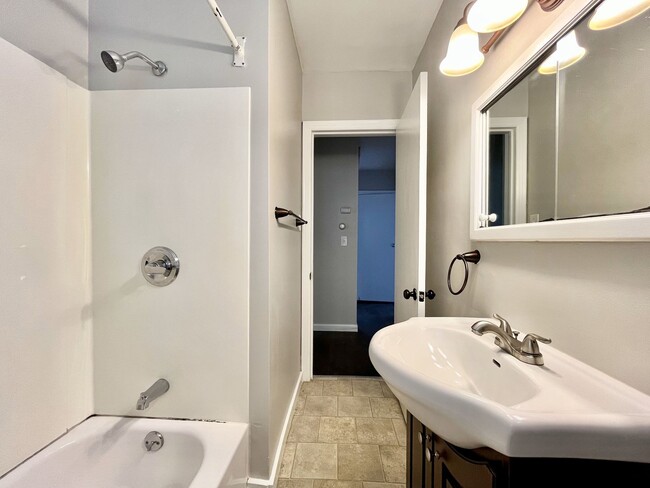 Building Photo - Three Bedroom Home in Northeast Grand Rapids
