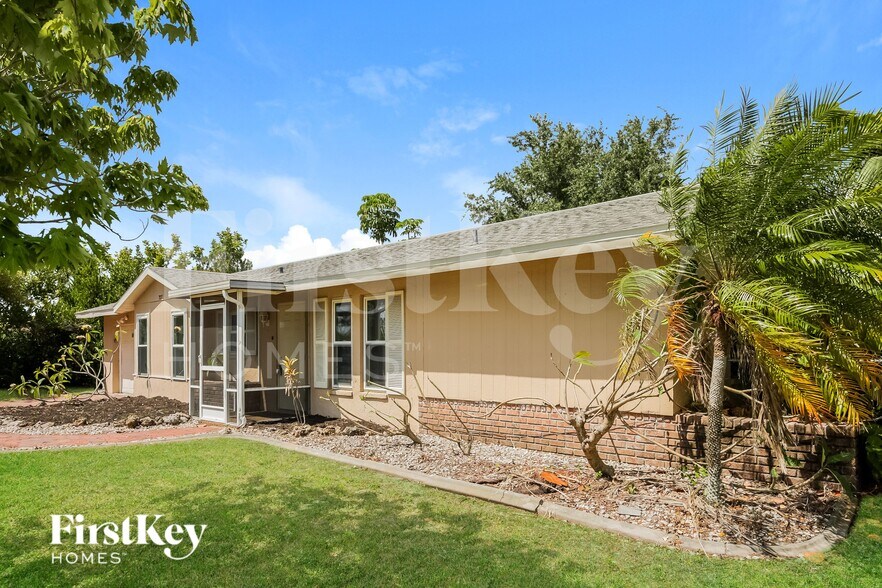 Building Photo - 727 SE 9th Pl