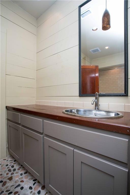 Building Photo - 1214 W 8th St