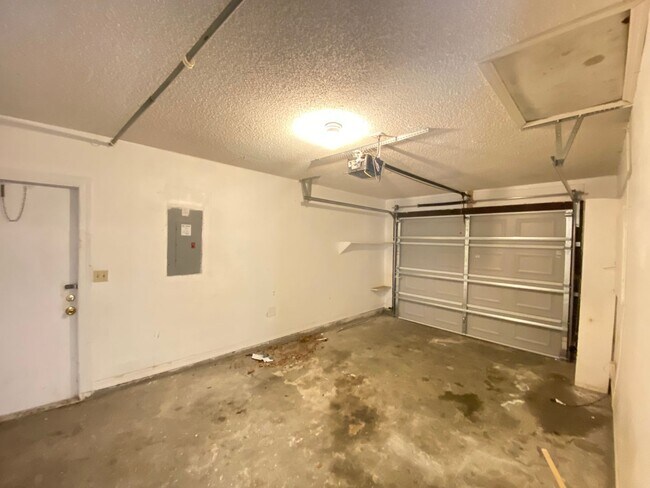 Building Photo - 2/2 home with garage - tile on inside with...