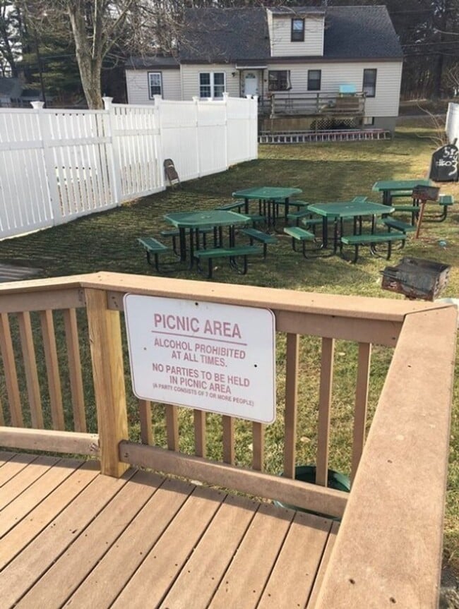 Building Photo - Fresh 1 Bedroom Corner Condo with 2 Off Street Parking Spaces