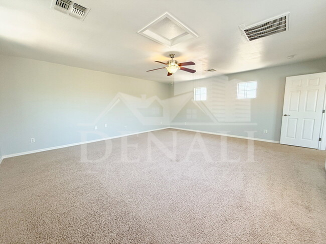 Building Photo - 3998 W Roundabout Cir