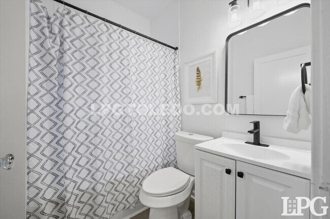 Building Photo - 1044 Hawk St