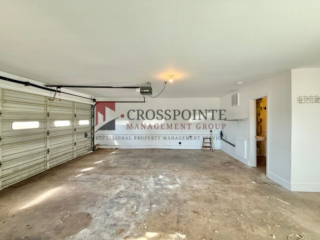 Building Photo - Charming 3 Bedroom, 2 Bathroom Home!