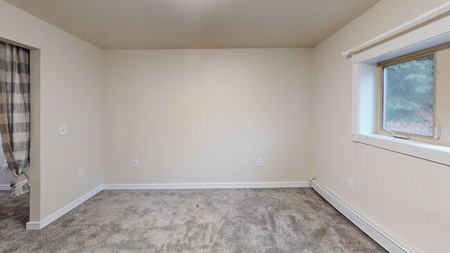 Building Photo - 3 Bedroom 2 Bath with Garage Available NOW!! Animal friendly!