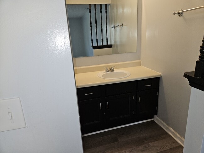 Building Photo - 1617 Hennessy Pl