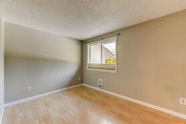 Building Photo - ”Water/Sewer/Trash and parking included in rent!