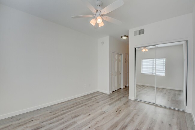 Building Photo - CLEAN, move in ready~GATED and super COMMU...