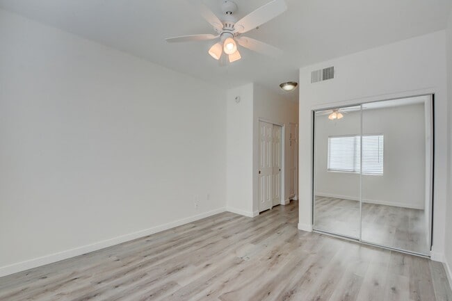Building Photo - CLEAN, move in ready~GATED and super COMMUNITY!