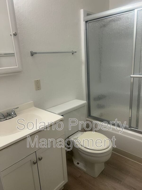 Building Photo - 1104 School St