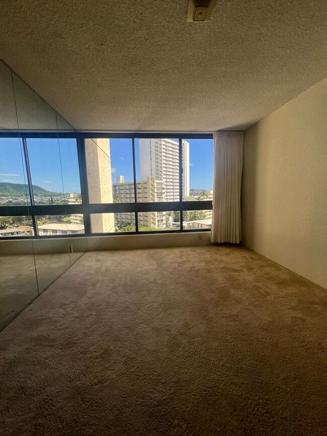 Building Photo - Charming & Convenient Studio, Great Building