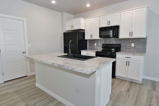 Building Photo - Clean Home in Quiet Neighborhood