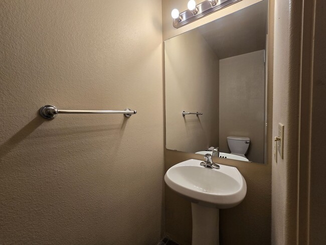 Building Photo - 1405 Vegas Verdes Dr