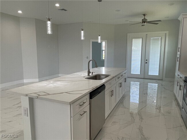 Building Photo - 721 NE 11th Terrace