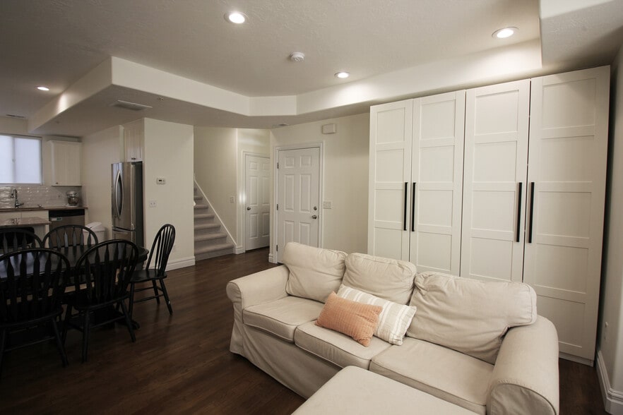 Building Photo - 625 E 200 S