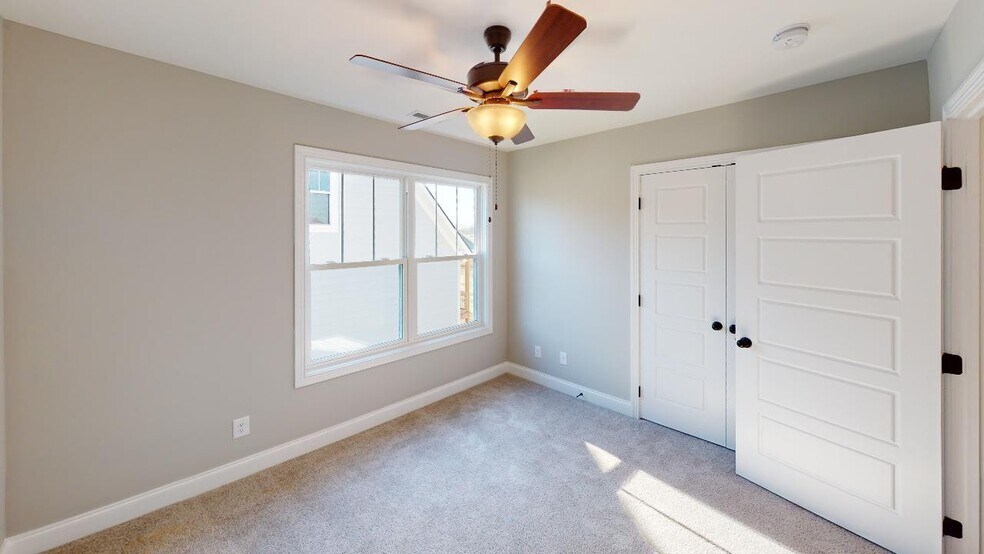 Building Photo - 221 Bluebell Dr