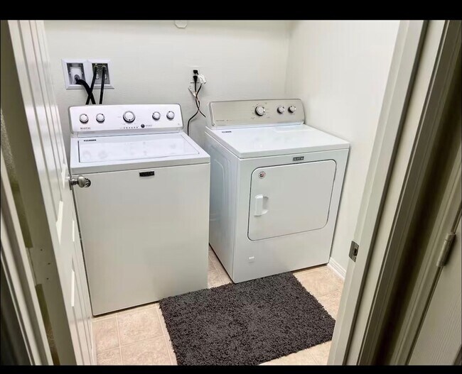 Building Photo - Best Deal in Town - Fully furnished 3 BD 2 BA Home