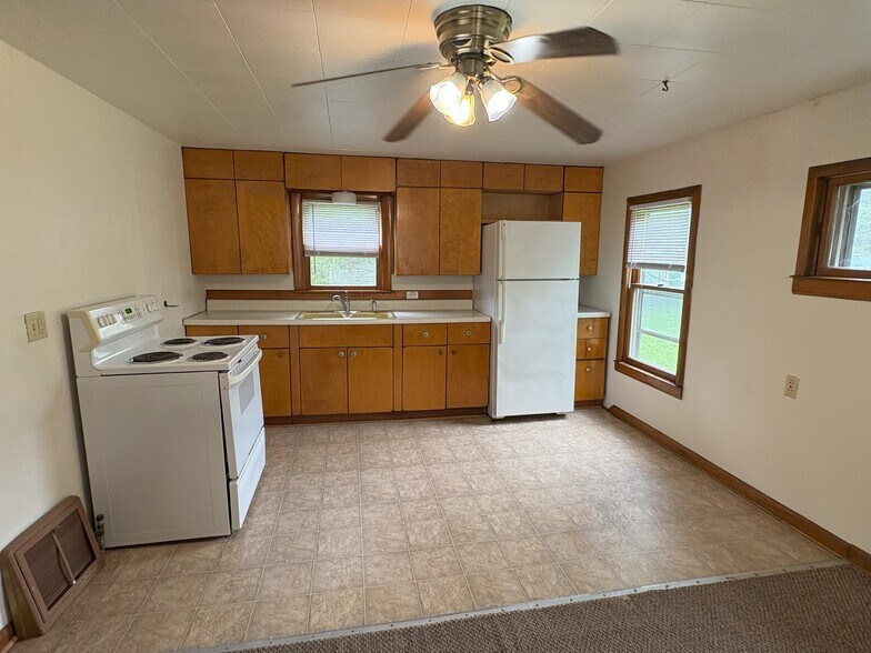 Building Photo - 1116 E Davenport St