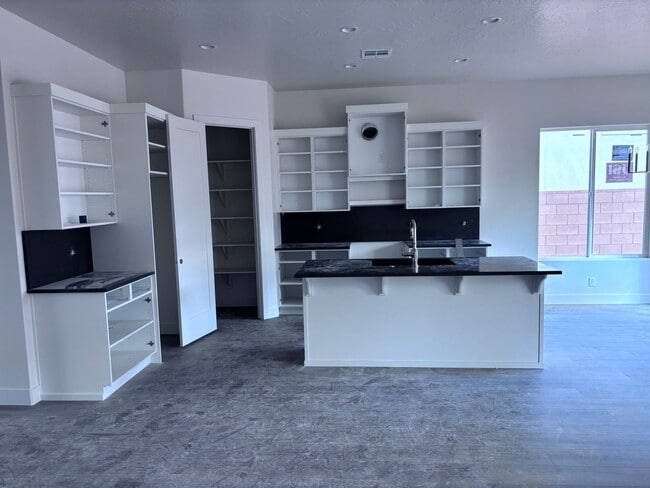Building Photo - Brand New Ivory Home close to Sand Hollow